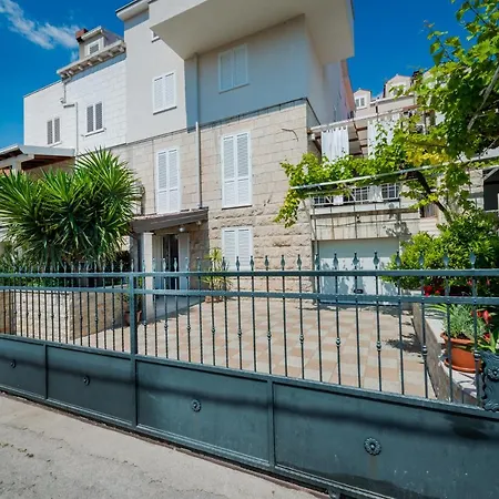 Niko's Charming With Free Parking Apartment *